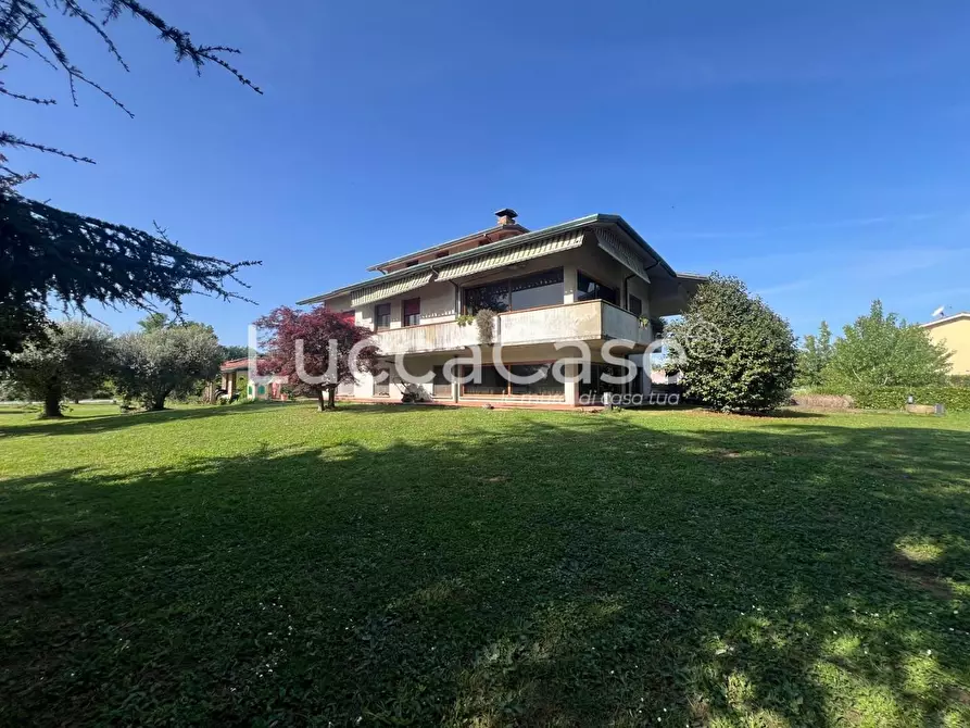 Immagine 25 di Villa in vendita  a Lucca