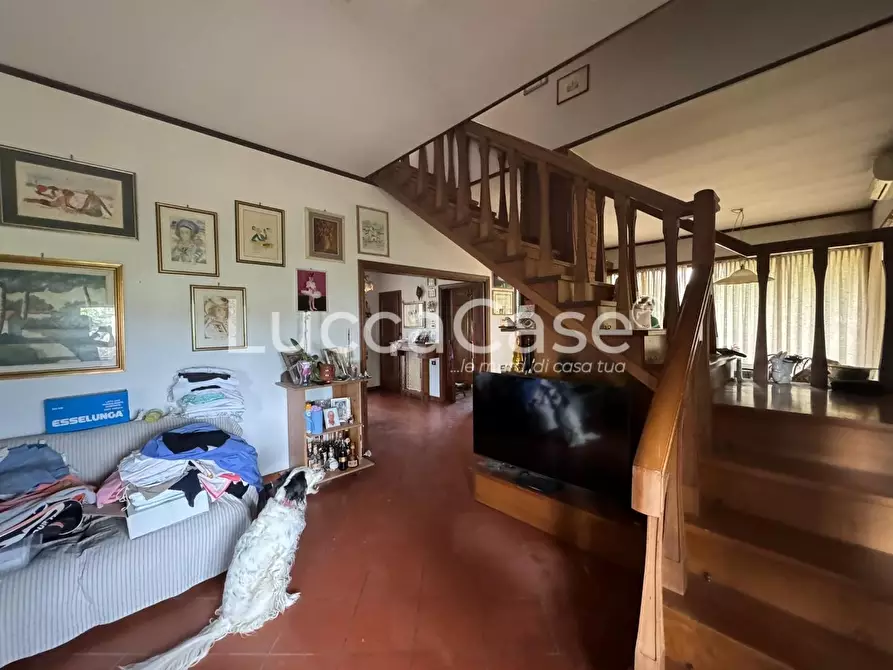 Immagine 2 di Villa in vendita  a Lucca