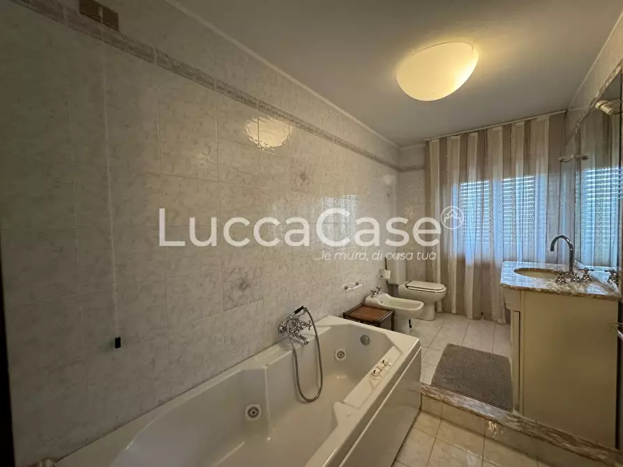 Immagine 7 di Villa in vendita  a Lucca