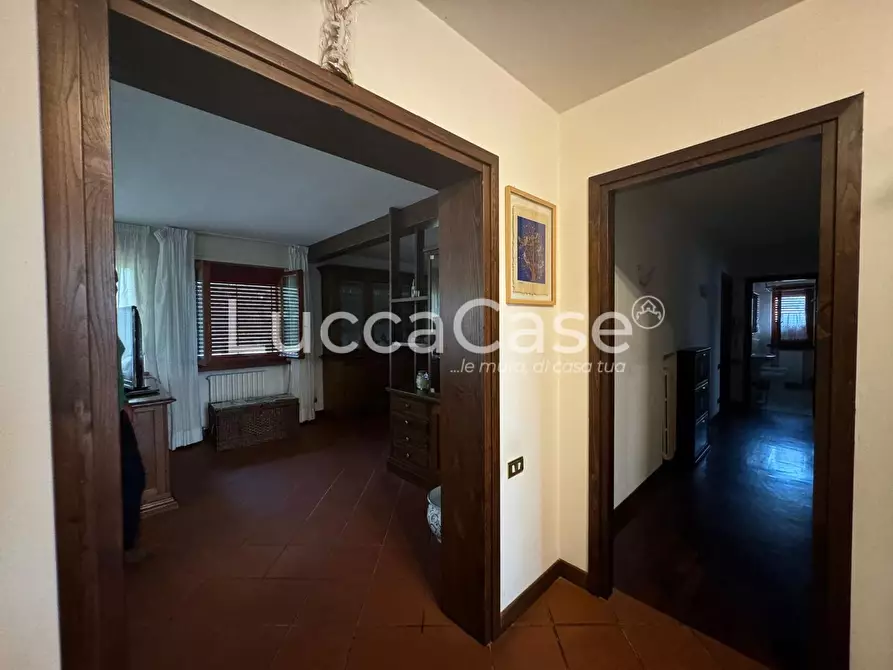 Immagine 5 di Villa in vendita  a Lucca