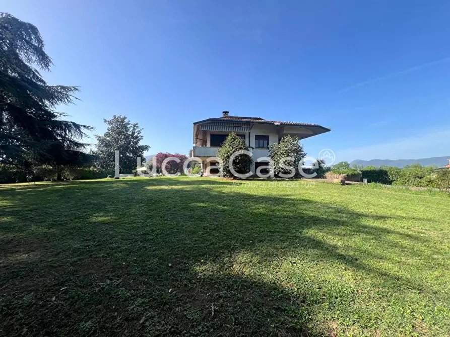 Immagine 21 di Villa in vendita  a Lucca