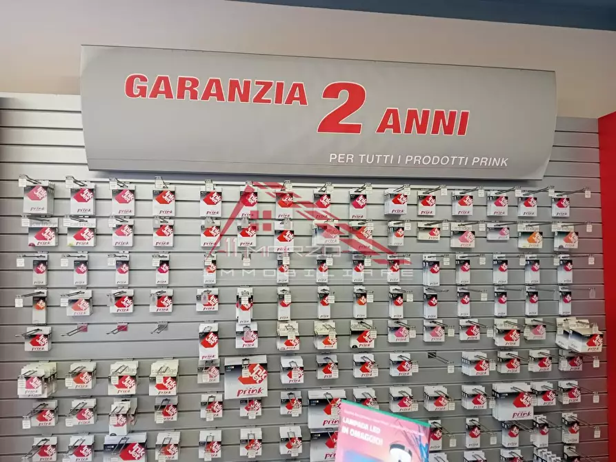 Immagine 8 di Attività commerciale in vendita  a Cascina