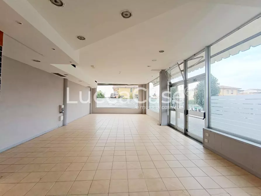 Immagine 3 di Locale commerciale in affitto  a Porcari