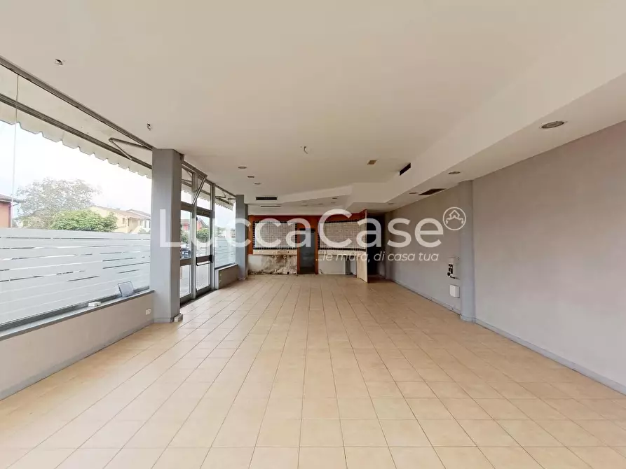 Immagine 2 di Locale commerciale in affitto  a Porcari