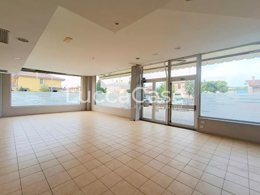 Immagine 6 di Locale commerciale in affitto  a Porcari