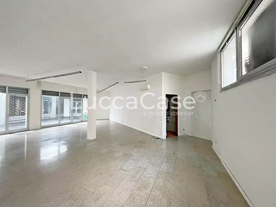 Immagine 11 di Negozio in affitto  a Lucca