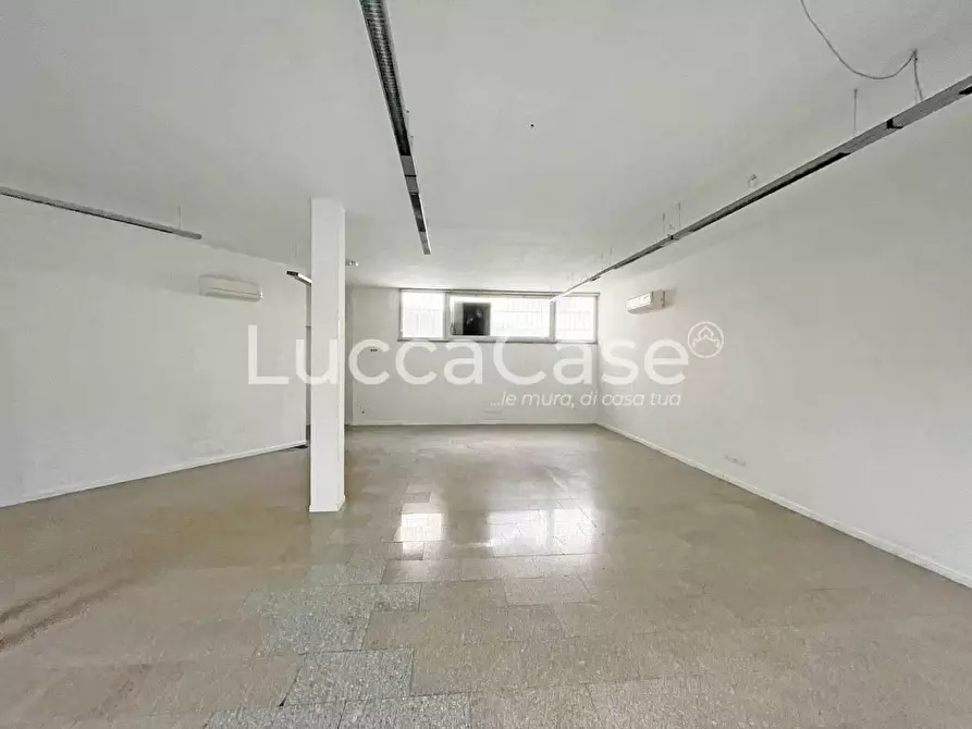 Immagine 8 di Negozio in affitto  a Lucca