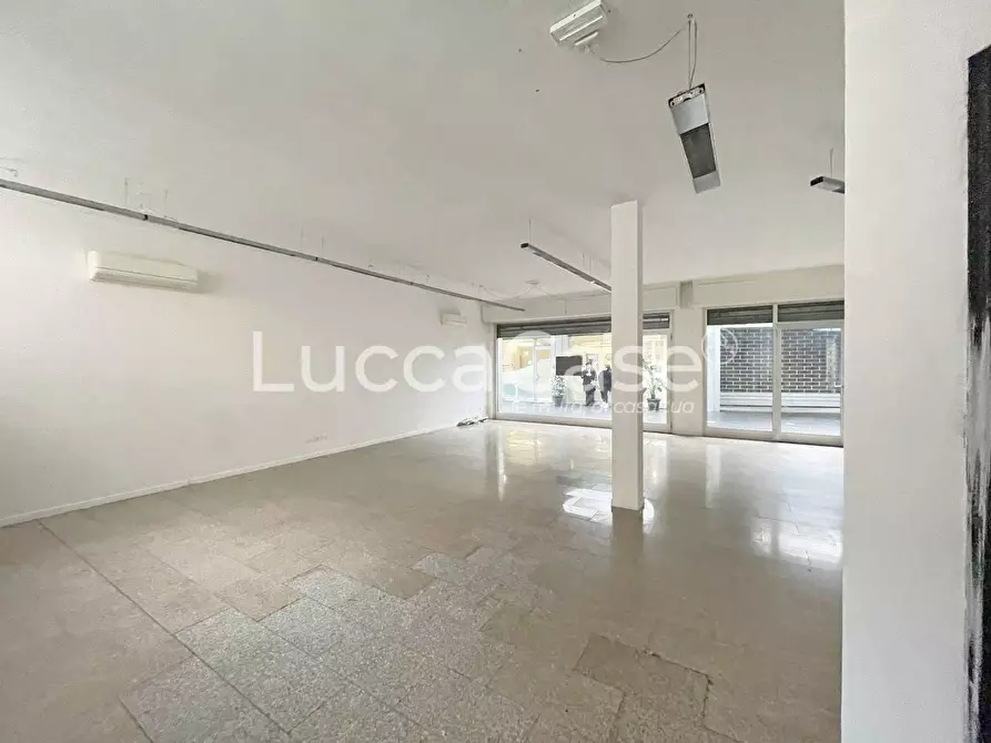 Immagine 10 di Negozio in affitto  a Lucca