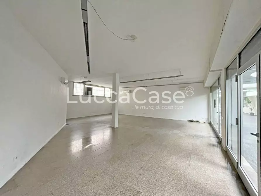 Immagine 4 di Negozio in affitto  a Lucca