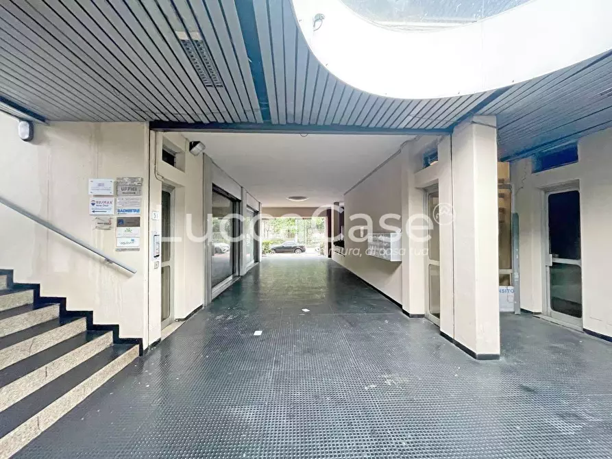 Immagine 5 di Negozio in affitto  a Lucca