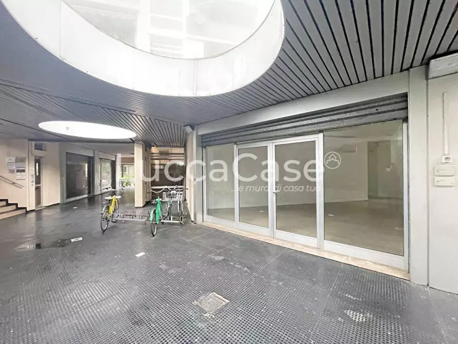 Immagine 2 di Negozio in affitto  a Lucca