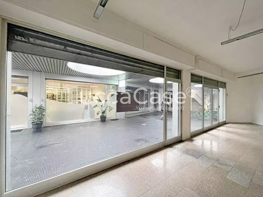 Immagine 12 di Negozio in affitto  a Lucca