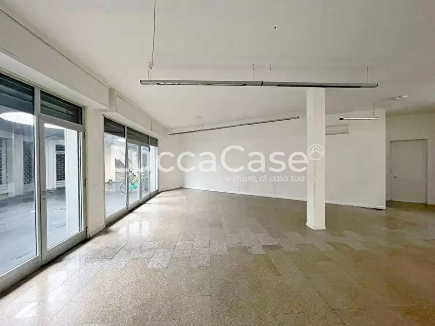 Immagine 13 di Negozio in affitto  a Lucca