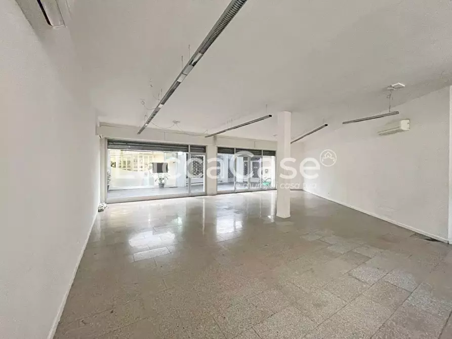 Immagine 9 di Negozio in affitto  a Lucca