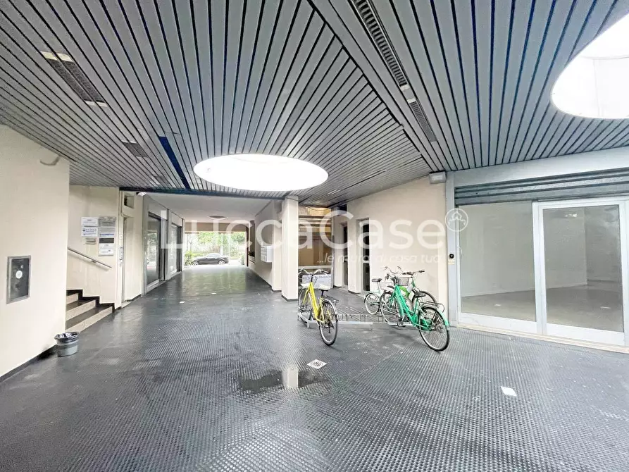 Immagine 7 di Negozio in affitto  a Lucca