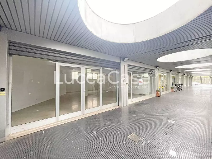 Immagine 3 di Negozio in affitto  a Lucca