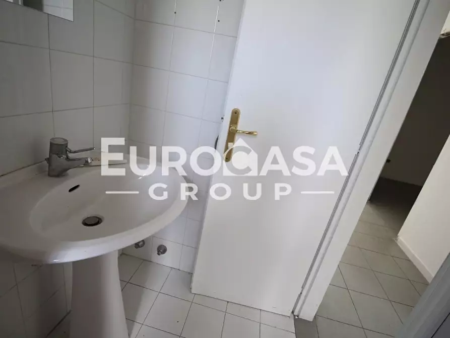 Immagine 10 di Locale commerciale in affitto  a Capannori