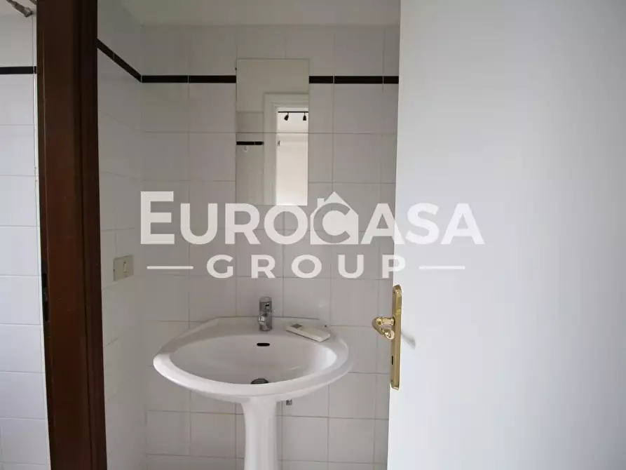 Immagine 13 di Locale commerciale in affitto  a Capannori