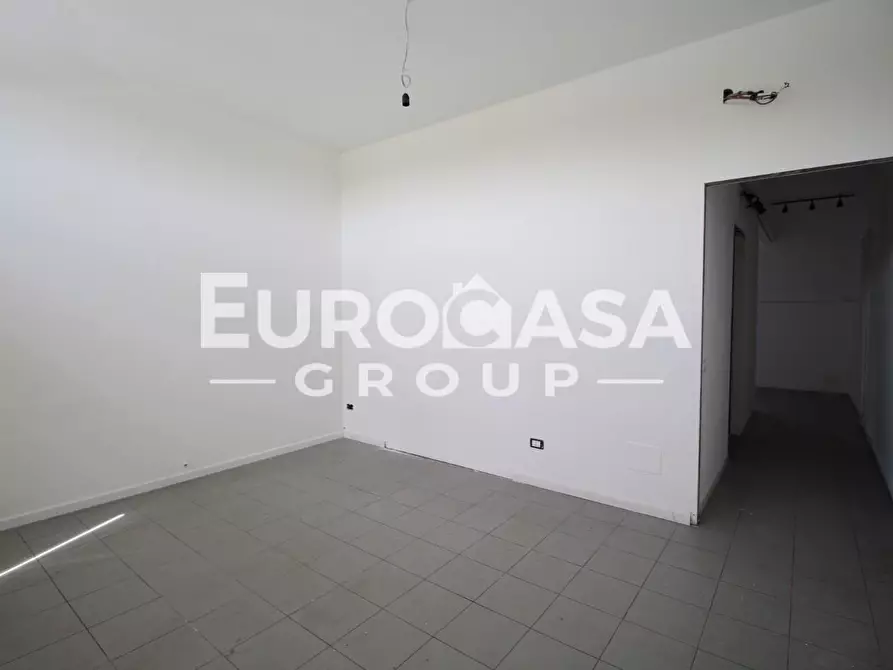 Immagine 22 di Locale commerciale in affitto  a Capannori