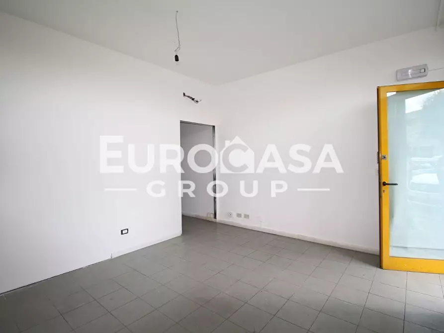 Immagine 7 di Locale commerciale in affitto  a Capannori