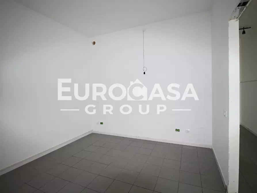 Immagine 19 di Locale commerciale in affitto  a Capannori