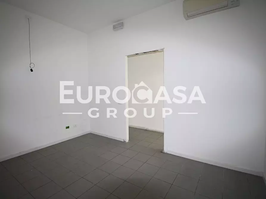 Immagine 18 di Locale commerciale in affitto  a Capannori