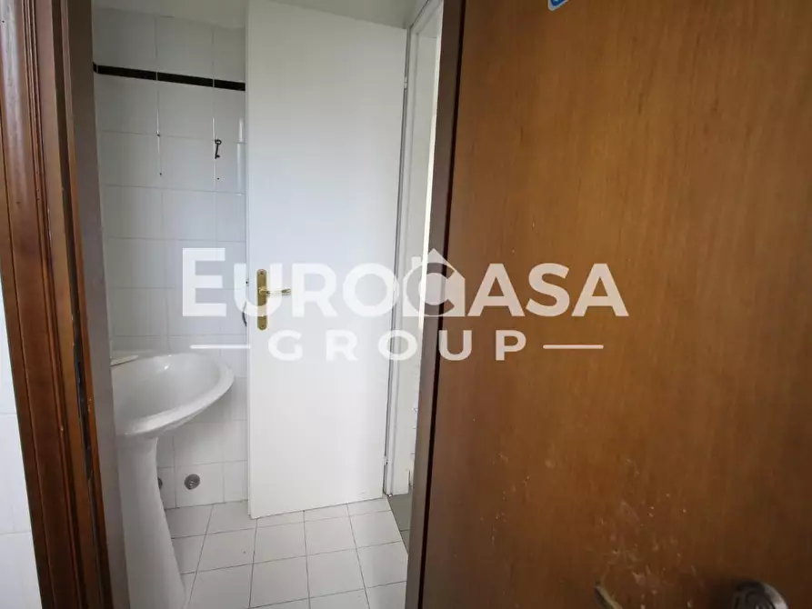 Immagine 12 di Locale commerciale in affitto  a Capannori