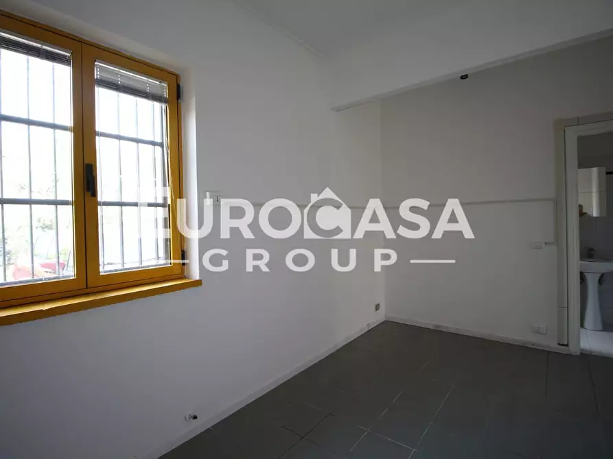 Immagine 6 di Locale commerciale in affitto  a Capannori