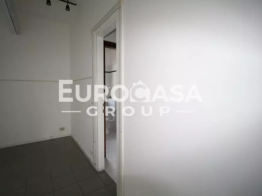 Immagine 14 di Locale commerciale in affitto  a Capannori