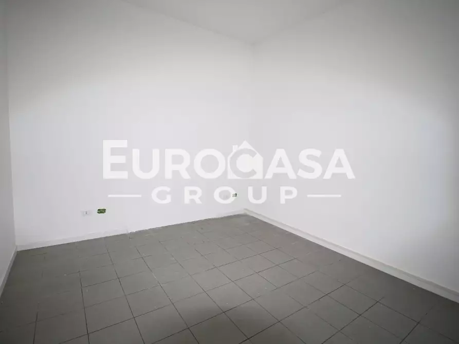 Immagine 16 di Locale commerciale in affitto  a Capannori