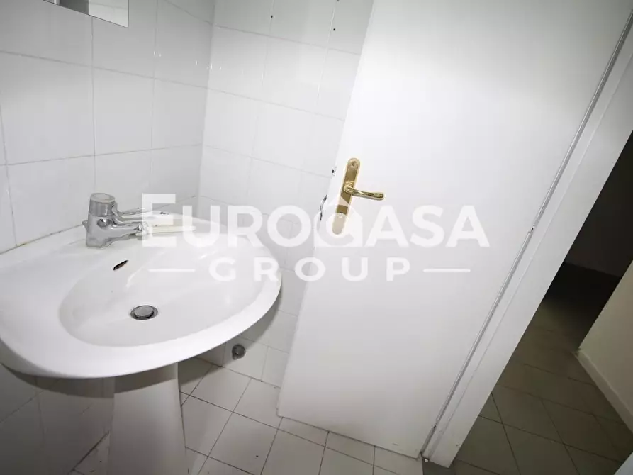 Immagine 11 di Locale commerciale in affitto  a Capannori