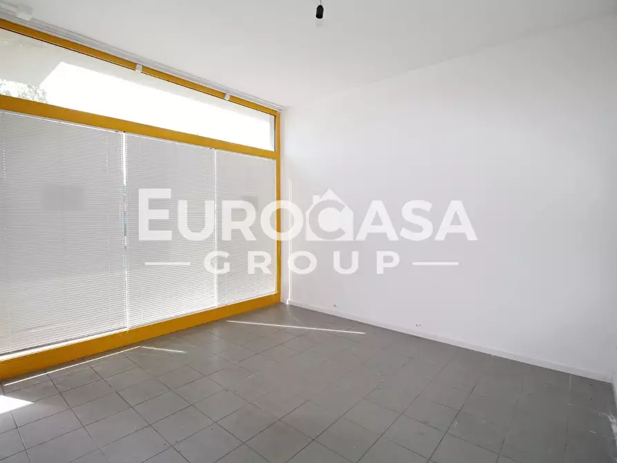 Immagine 3 di Locale commerciale in affitto  a Capannori