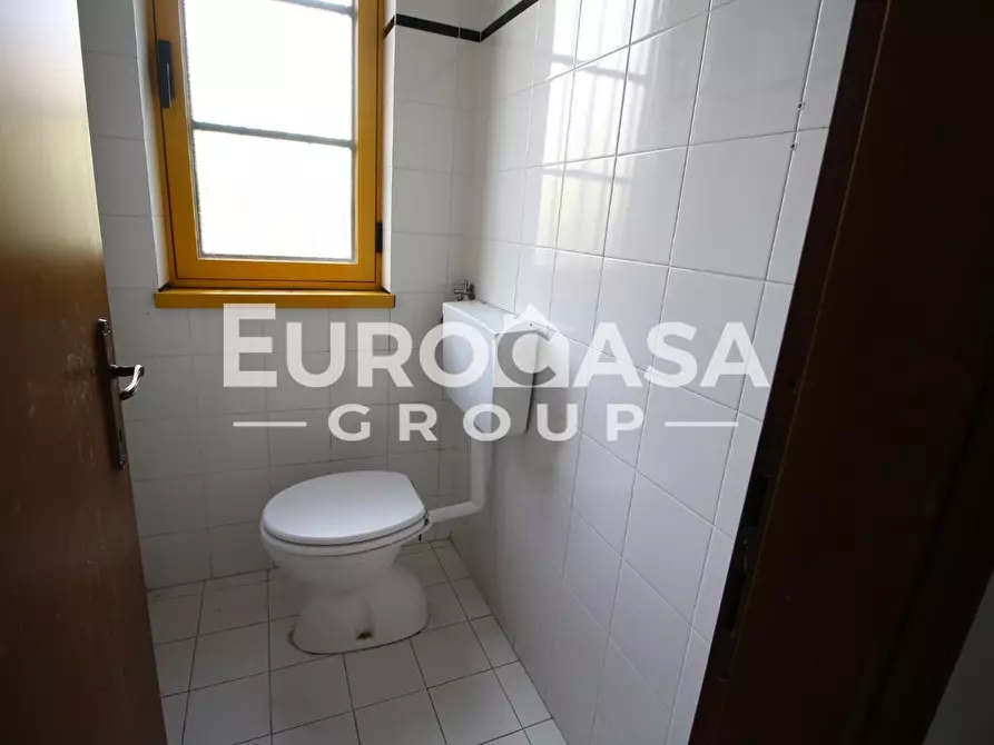 Immagine 9 di Locale commerciale in affitto  a Capannori