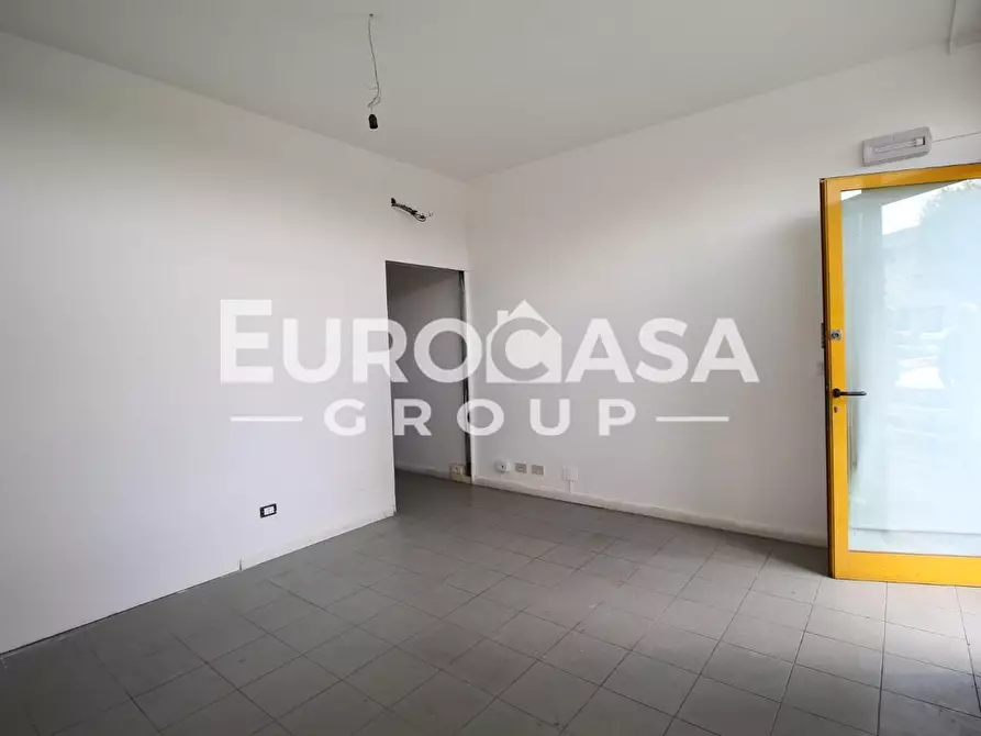 Immagine 8 di Locale commerciale in affitto  a Capannori