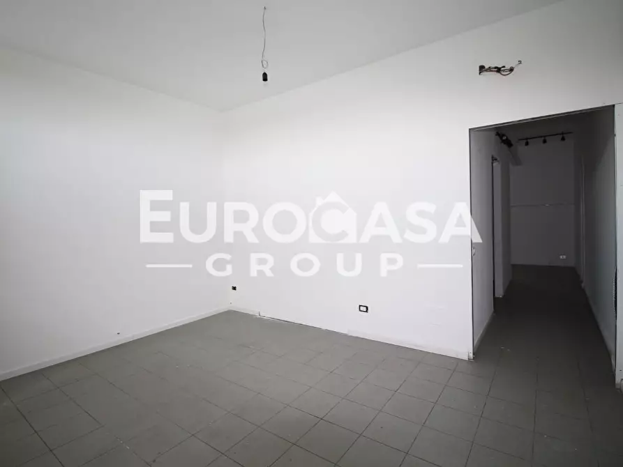 Immagine 21 di Locale commerciale in affitto  a Capannori