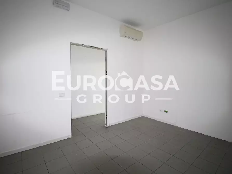 Immagine 17 di Locale commerciale in affitto  a Capannori