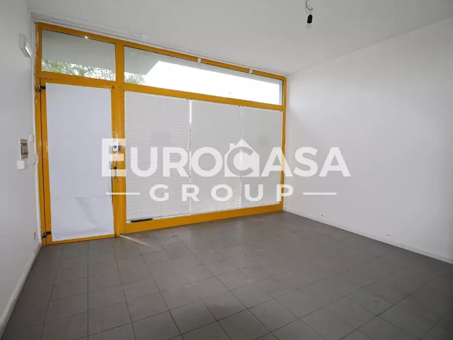 Immagine 2 di Locale commerciale in affitto  a Capannori