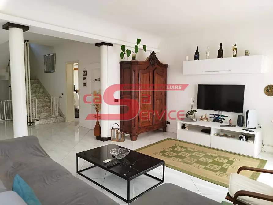 Immagine 2 di Villa in vendita  a Montecatini Terme