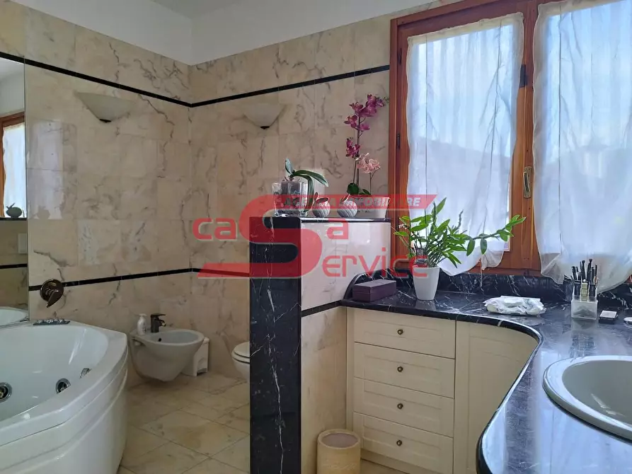 Immagine 16 di Villa in vendita  a Montecatini Terme