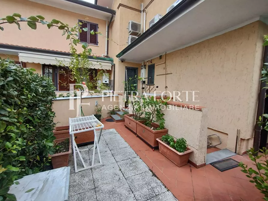 Immagine 4 di Casa trifamiliare in vendita  a Pietrasanta