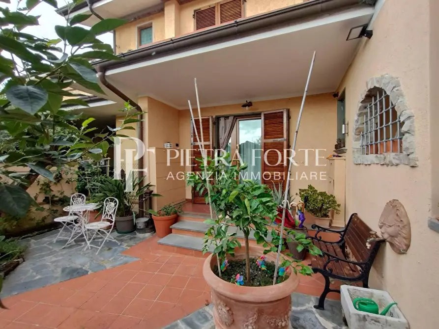 Immagine 2 di Casa trifamiliare in vendita  a Pietrasanta