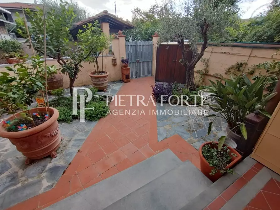 Immagine 3 di Casa trifamiliare in vendita  a Pietrasanta