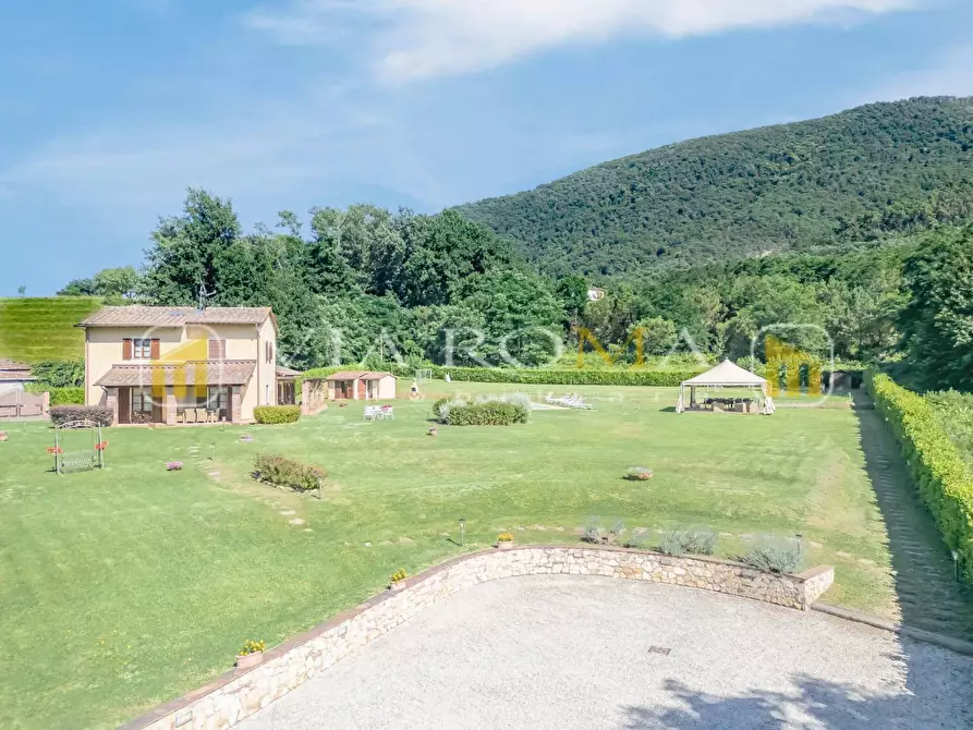 Immagine 8 di Rustico / casale in vendita  a Lucca