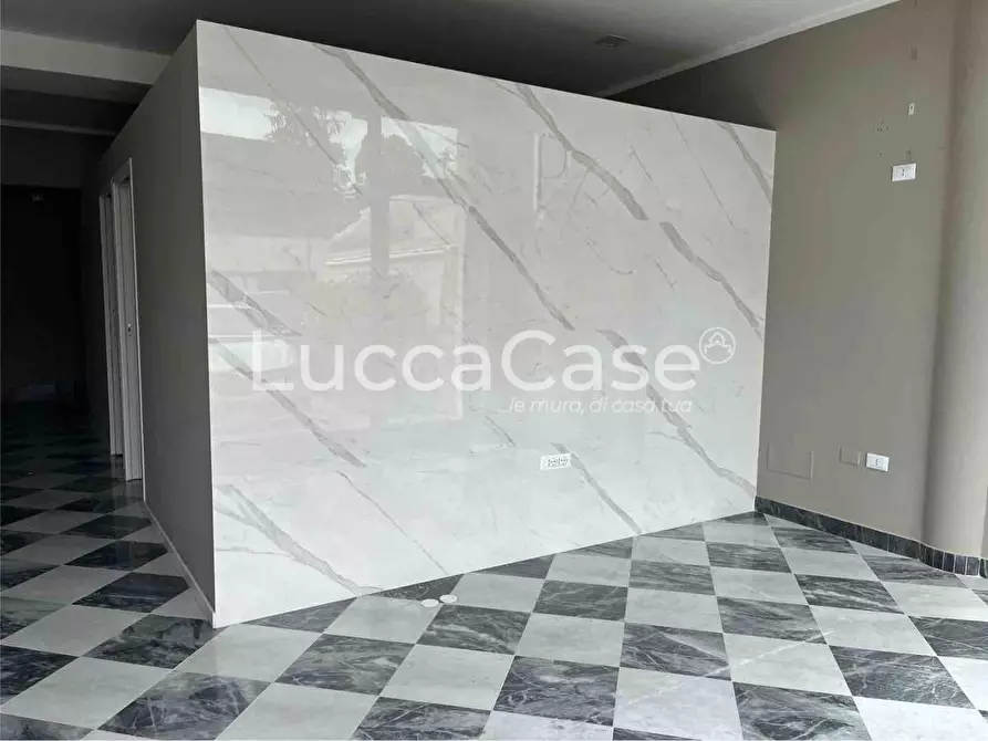 Immagine 4 di Locale commerciale in affitto  a Lucca