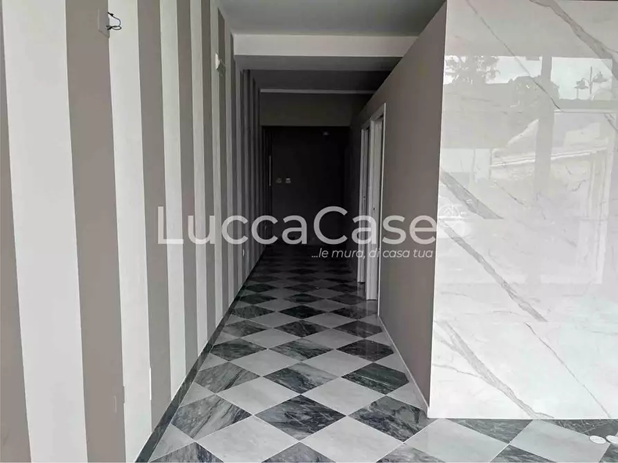 Immagine 1 di Locale commerciale in affitto  a Lucca