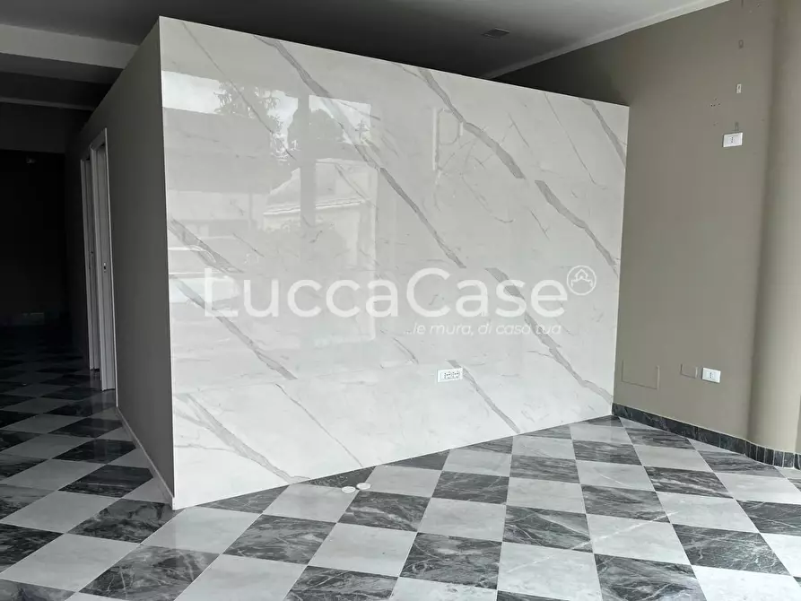 Immagine 2 di Locale commerciale in affitto  a Lucca