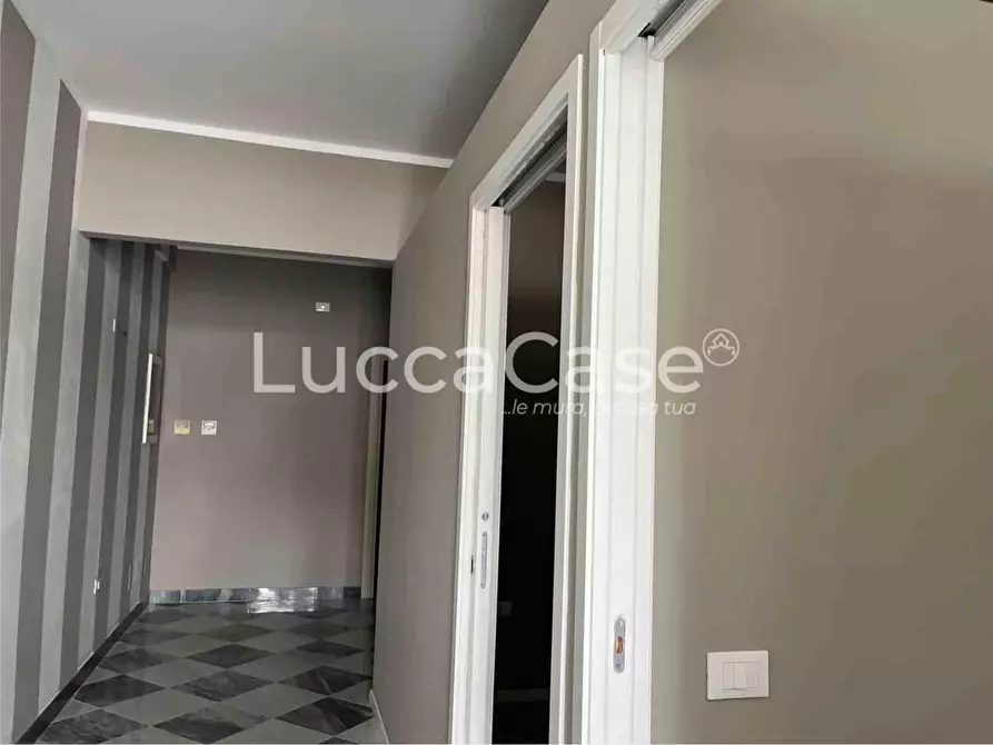 Immagine 3 di Locale commerciale in affitto  a Lucca