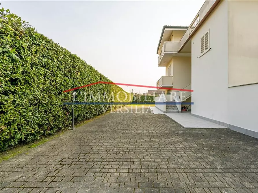 Immagine 2 di Appartamento in vendita  a Montignoso