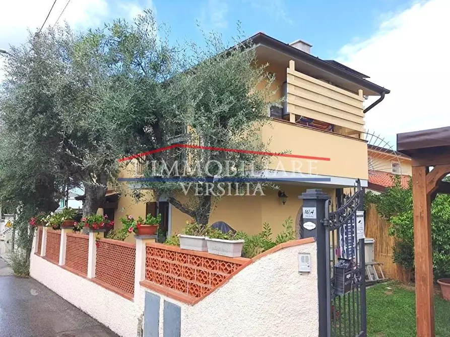 Immagine 1 di Casa bifamiliare in vendita  a Montignoso