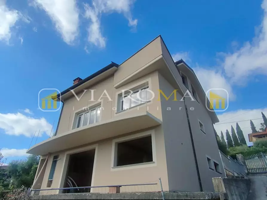 Immagine 2 di Villa in vendita  a Lucca
